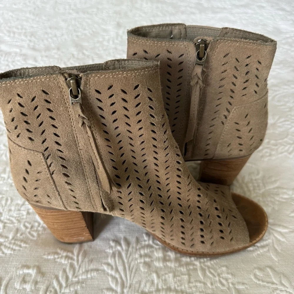 Toms Desert Perforated Taupe Peep Toe Ankle Booties size 9